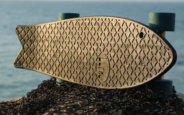 Dalle reti dei pescatori nasce lo skateboard sostenibile - Materially